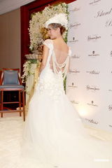 组图：谢婷婷着奢华婚纱 希望年年穿嫁衣