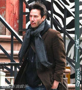 幻灯图集：基努-里维斯街头漫步 休闲装扮随性潇洒