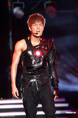 组图：吴克群个唱湿身秀腹肌 和女模互摸掀高潮