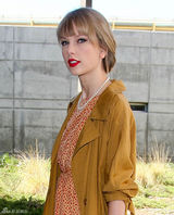 高清组图：泰勒-斯威夫特现身机场 复古田园风