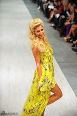 组图：帕丽斯-希尔顿基辅走秀 印花裙宛若田园少女