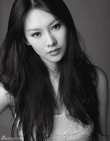 组图：李昕岳黑白复古大片 演绎初恋般纯美气质