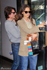 组图：汤姆-克鲁斯一家逛超市 阿汤哥疑被晒伤