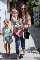 组图：阿尔芭带两女儿外出 姐妹装抢镜萌态十足