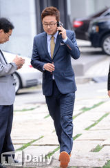 组图：WG先艺携夫贺朱雅敏大婚 宽衫遮孕肚