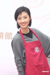 组图：桂纶镁新年代言温暖咖啡 发展事业不急结婚