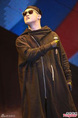 组图：陈奕迅黑斗篷装亮相叱咤 黑布蒙头无厘头