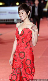 组图：周幼婷辣椒红裹胸裙亮相红毯锁骨迷人