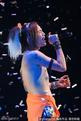 组图：张根硕开唱半裸露点 粉丝着比基尼狂欢