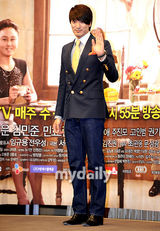 组图：成宥利闵孝琳出席新剧发布 短裙比美腿