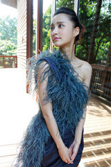 组图：张歆艺杂志大片美背丝滑长腿诱人