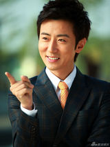 组图：高梓淇玩转职场风白领写真曝光