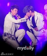 组图：韩国偶像组合神话15周年演唱会