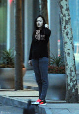 组图：姚晨素颜做健身 老公曹郁只送不接