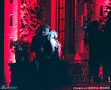组图：艾薇儿法国城堡办婚礼 黑婚纱与丈夫激吻