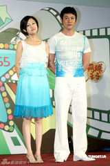 幻灯图：陆毅鲍蕾为儿童店揭幕 情侣装甜蜜恩爱