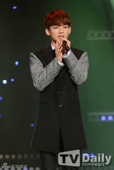 组图：EXO《冠军秀》夺冠 全员登台背带裤青葱