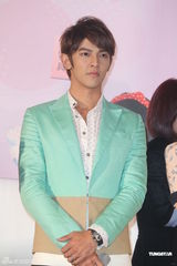 组图：汪东城携具惠善亮相新剧发布会自曝秀身材