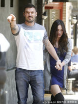 组图：梅根挺大肚性感依旧 老公怒斥狗仔偷拍