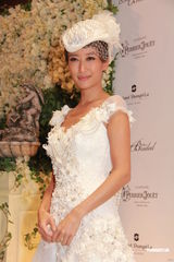 组图：谢婷婷着奢华婚纱 希望年年穿嫁衣