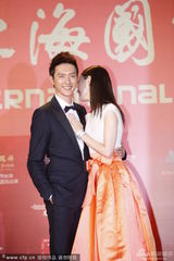 组图：冯绍峰倪妮情侣档现身 羞涩接吻