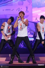 组图：李克勤郑欣宜开唱 鼓励年青人追梦