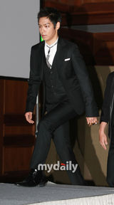 幻灯图：权相佑(权相宇)等出席新片《到炮火中去》发布会 