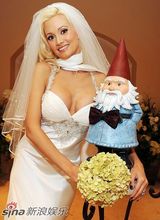 高清组图：霍利-曼迪森低胸拍广告 和“猫王”办婚礼