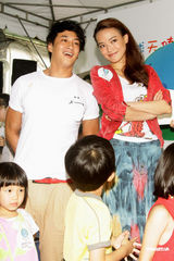 组图：舒淇何润东为公益献身 望有稳定感情