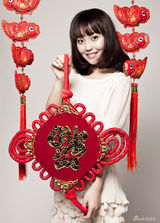 组图：张佳宁贺岁大片曝光 红火送“福”气