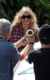 幻灯：卡梅隆-迪亚兹新片热拍 露脐装热裤秀身材