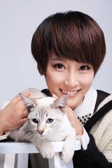 组图：谢楠抱小猫登杂志散发女人味