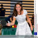 组图：哈利王子逗嫂子凯特王妃莞尔一笑