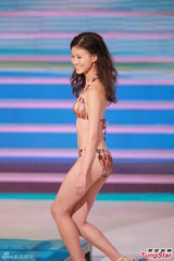 组图：港姐泳装秀热辣美胸 蛮腰翘臀各展风情