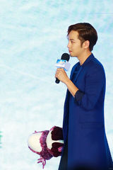 组图：张根硕粉丝会变吃货 吃甜食吮指卖萌