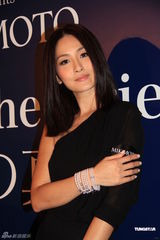 组图：官恩娜等众星出席活动 周汶锜大秀美背美腿