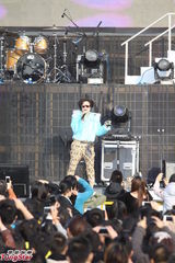 组图：郑秀文上海亮相卡通外套个性十足