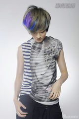 组图：曾轶可登杂志封面 摇滚雅痞征服孩子气