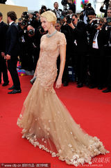 组图：娜奥米-瓦茨戛纳走秀 裸色纱裙妩媚动人