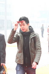 组图：北影放榜日最美工作人员与考生竞艳