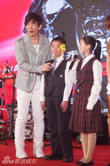 组图：任贤齐北京开唱 脱衣与猛男拼肌肉