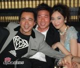 幻灯图：吴佩慈与男友甜蜜同居 牵手购物秀恩爱