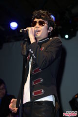 组图：方大同来台开唱黑超耍酷 陶晶莹亮相助阵