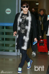 组图：朴施厚返韩过春节 抵达机场笑迎送花女孩