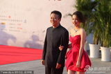 组图：《建党伟业》黄建新亮相 李沁超短红裙可爱