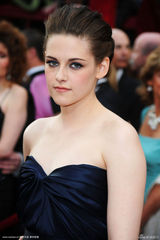 高清组图：克丽斯汀-斯图尔特秀长裙温柔妩媚