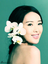 组图：童瑶五官精致肌肤清透 气质女生裸妆显淡雅