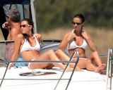 高清组图：威廉王子和未婚妻海边度假 准王妃秀身材