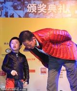 组图：王志文携妻揽子打球赛 小家伙搞怪父子颇似