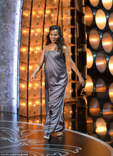 组图：凯莉-华盛顿挺大肚登台